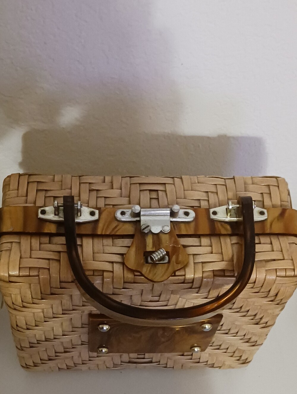 Lesco Lona Made In Hong Kong Vintage Woven Basket Style Purse w/ Lucite Accents - Picture 4 of 16